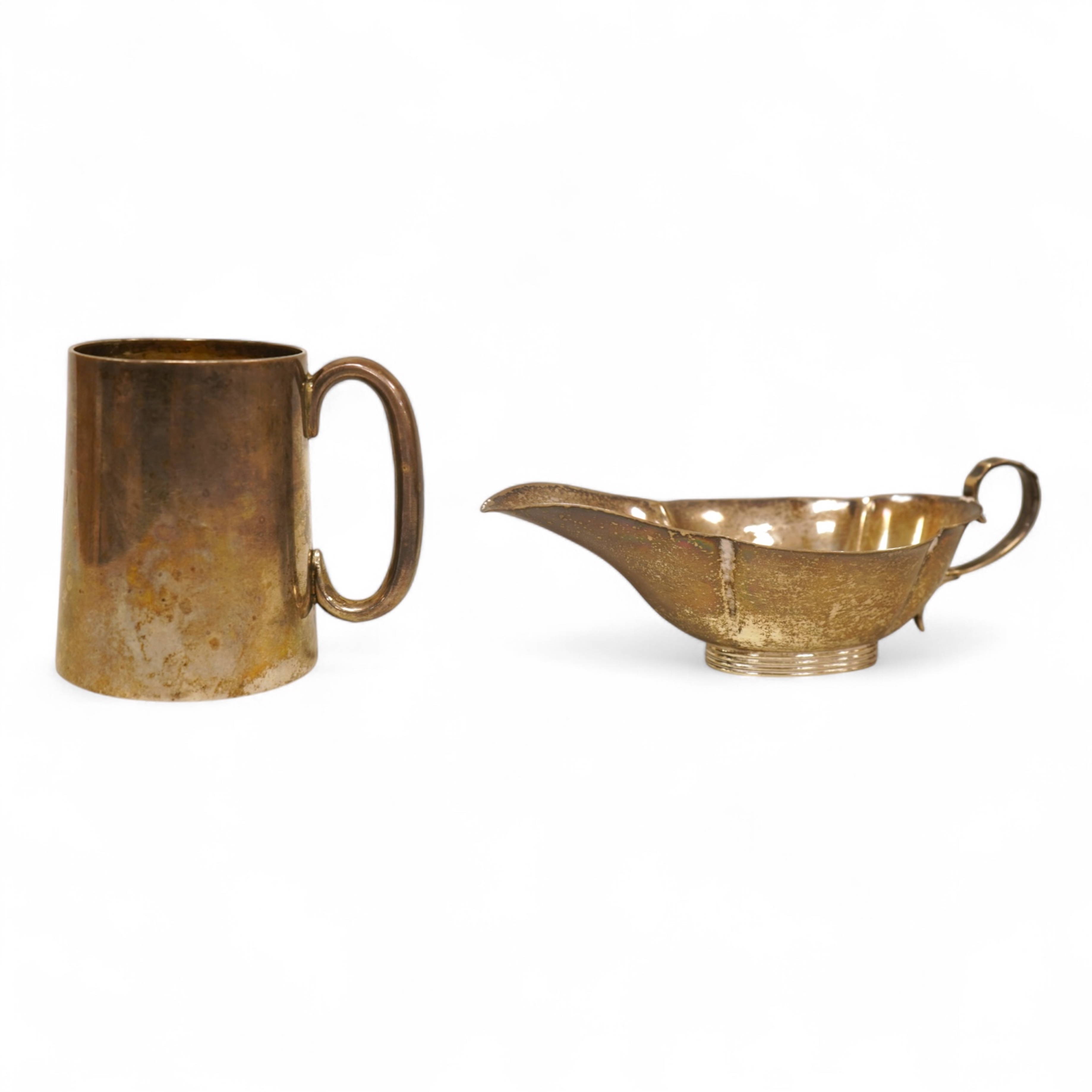 A late Victorian silver christening mug by Aldwinckle & Slater, London, 1893, height 71mm, together with a small silver sauceboat, 5oz.
